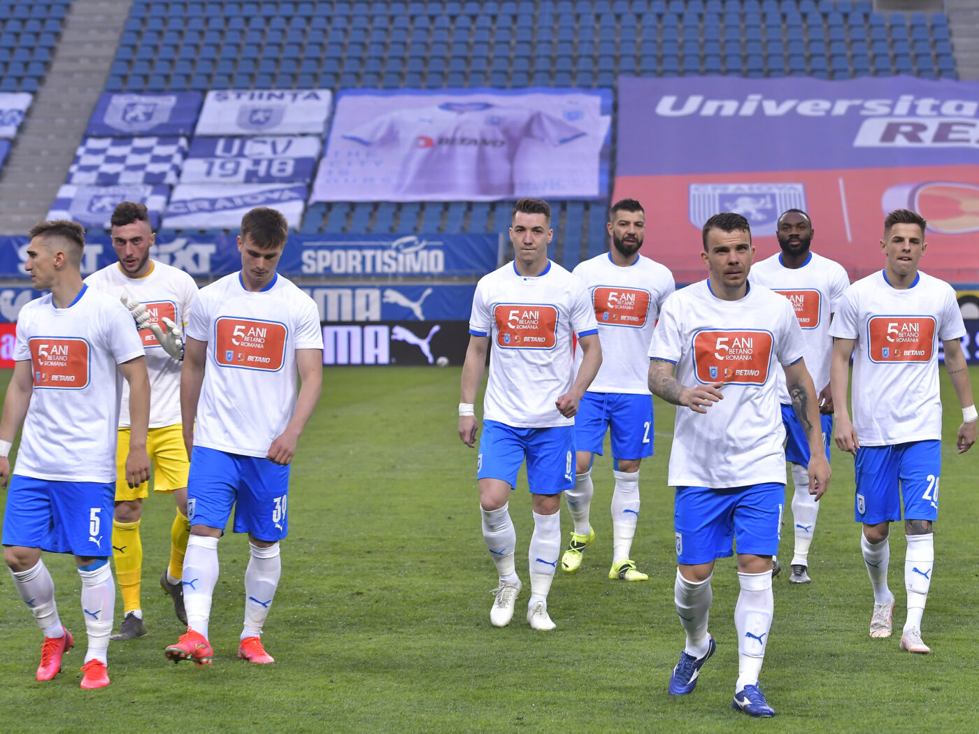Primii doi fotbaliști pe care Universitatea Craiova îi dă afară: au fost titulari ani la rând, acum sunt îndepărtați de la echipă! „S-au eliberat posturile”