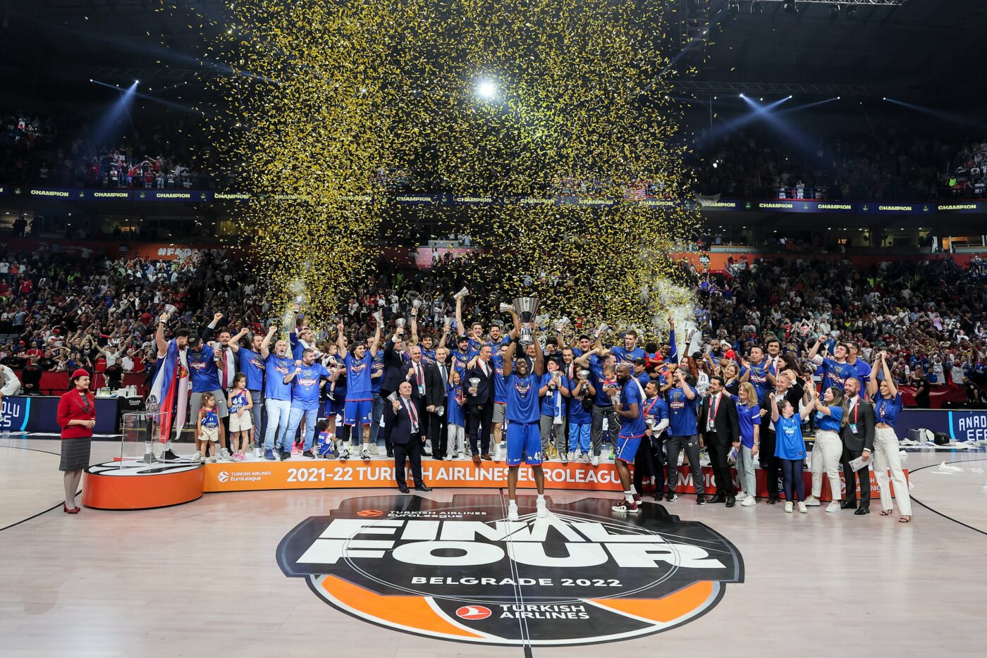 Anadolu Efes, din nou regina Euroligii la baschet masculin în fața a 20.000 de spectatori la Belgrad! Povestea echipei din Turcia care a reușit să-și apere trofeul | VIDEO