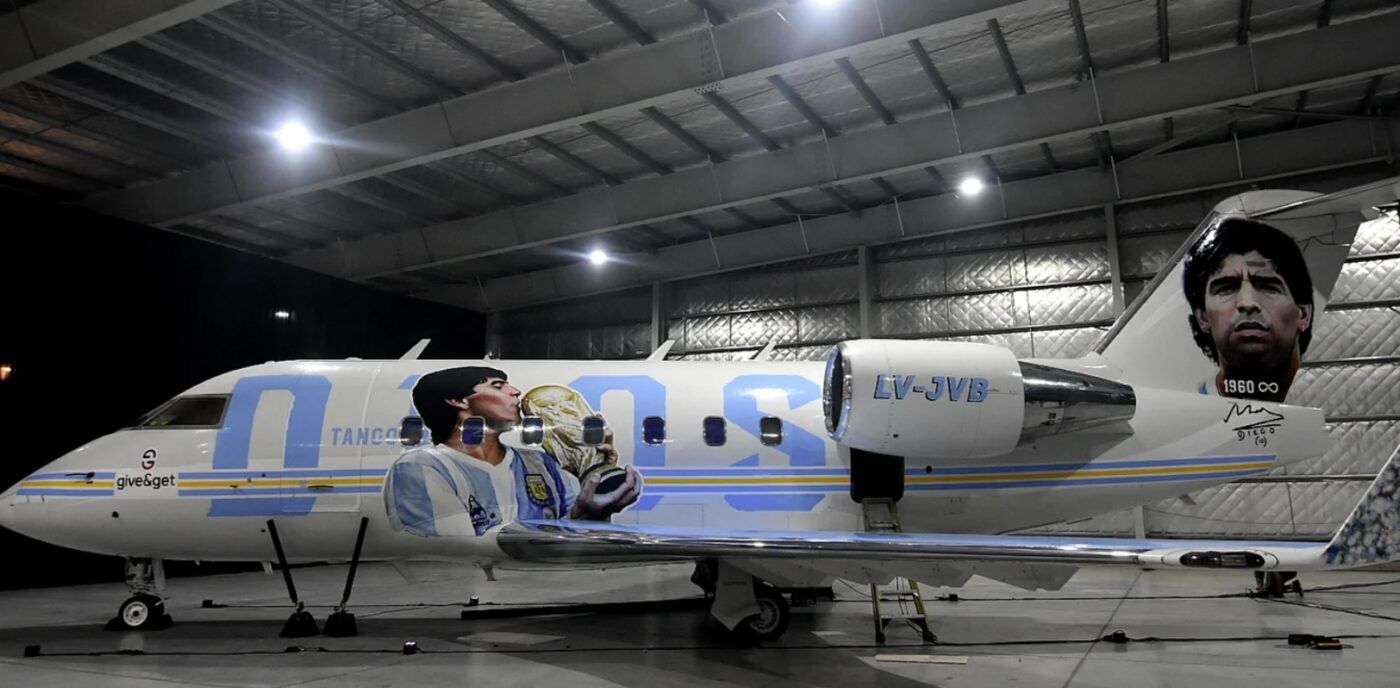 Diego Maradona este numele unui avion care este conceput ca un muzeu zburător! Interiorul este decorat cu fotografii și poți asculta vocea marelui fotbalist | VIDEO