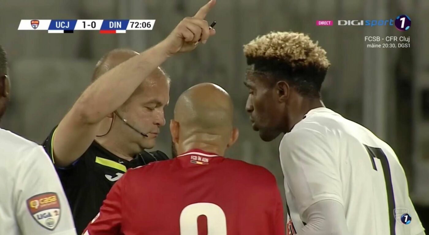 U Cluj, în inferioritate numerică la meciul de baraj cu Dinamo, după ce „câinii” au contestat delegarea arbitrului | FOTO