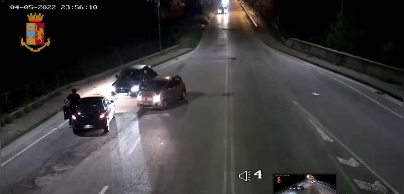 Jucător român, atacat de ultrași în mijlocul străzii după ce echipa lui a ratat promovarea în Serie B! Camerele de supraveghere au surprins tot incidentul | VIDEO