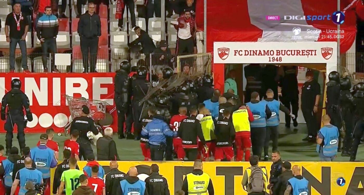 Jucătorii lui Dinamo, agresați după ce au retrogradat în Liga 2! Suporterii au aruncat cu obiecte în ei, i-au scuipat și i-au înjurat la ieșirea de pe teren | FOTO