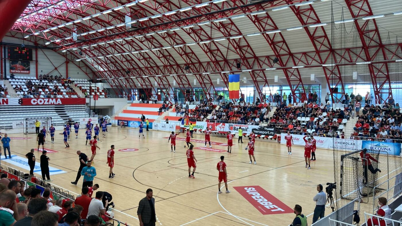 Panică în derby-ul Dinamo – Steaua, la handbal masculin. Arbitrul s-a prăbușit pe podea și medicii au intervenit de urgență | FOTO