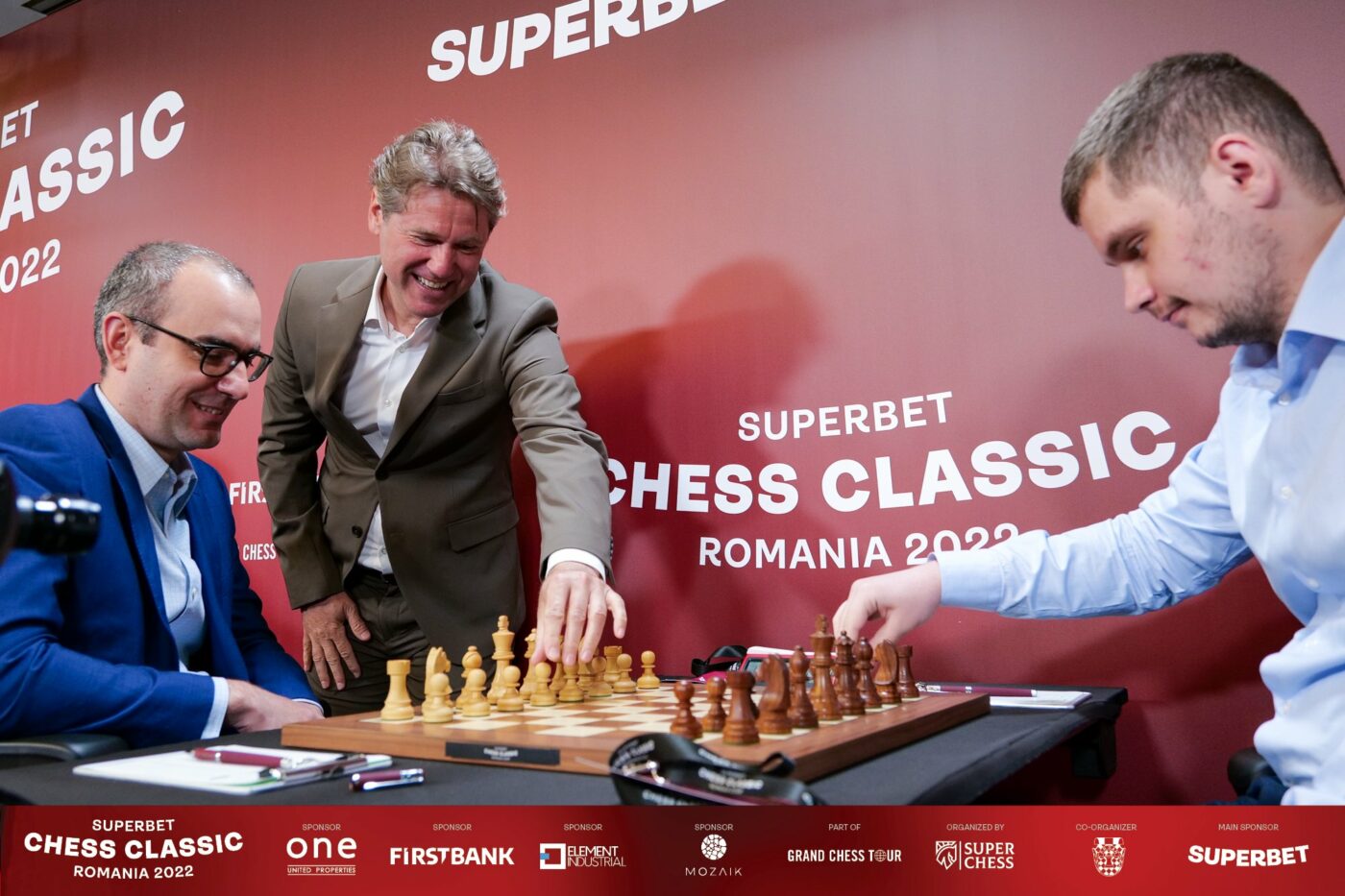 Bogdan Deac a pierdut cu Leinier Dominguez la Superbet Chess Classic Romania 2022. Prima mutare i-a aparținut fostului fotbalist Florin Răducioiu