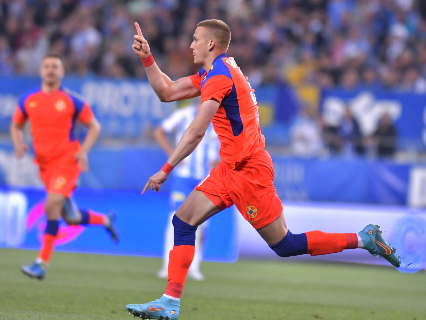Ivan Mamut știa că va da gol cu Universitatea Craiova: „I-a zis lui Mihai Pintilii că are nevoie de 10 minute!”. Ce spun fotbaliștii de la FCSB după succesul cu oltenii
