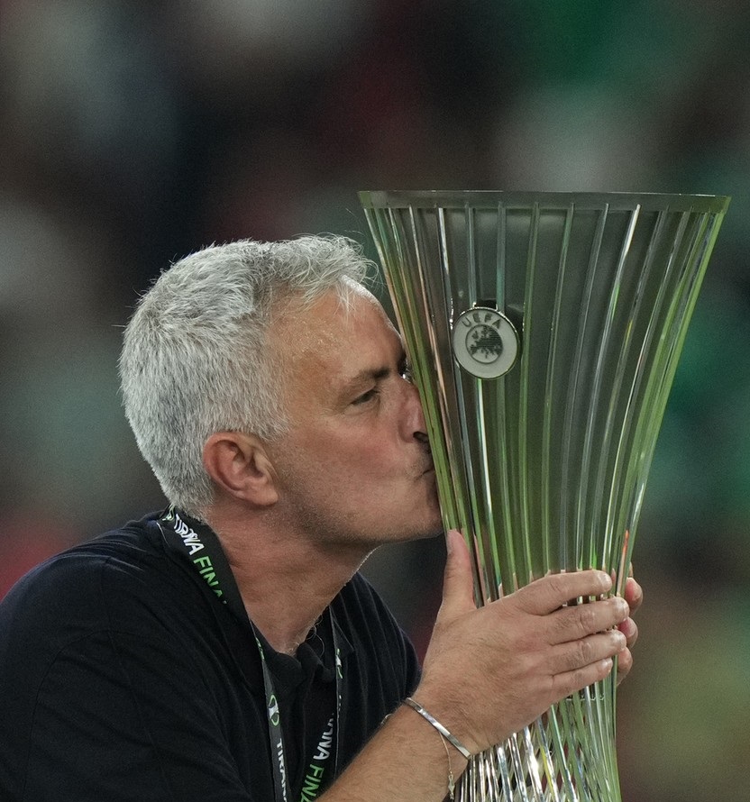 Jose Mourinho împlinește 60 de ani! Cum l-a sărbătorit AS Roma pe managerul care a reușit o performanță unică în istorie: „Fotbalul este viața mea!” | SPECIAL