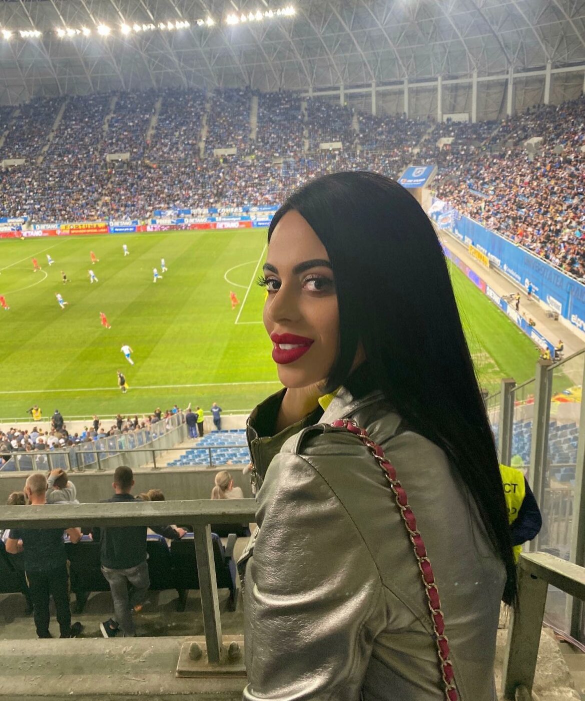 Ea este Maria Ceaușilă, bruneta sexy care a atras toate privirile la Craiova! Cum arată fiica fostului fotbalist Gheorghe Ceaușilă | GALERIE FOTO