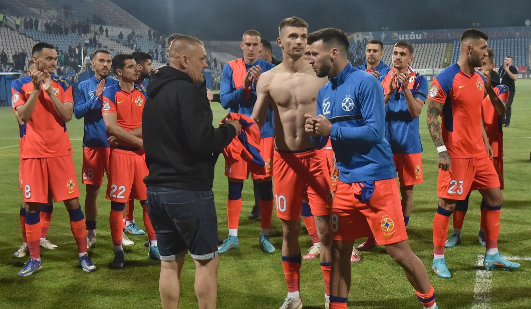 Galeria FCSB-ului i-a dezbrăcat pe fotbaliști după meci! Gheorghe Mustață a fost în centrul acțiunii