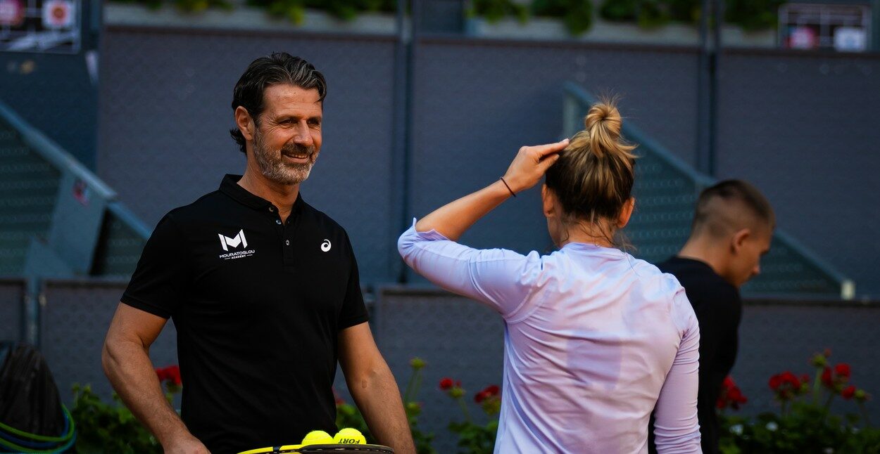 Cum a reușit Patrick Mouratoglou să transforme atmosfera în staff-ul Simonei Halep: românca e mereu cu zâmbetul pe buze! Imagine senzaționale filmate înainte de meciul cu Paula Badosa: campioana noastră e binedispusă și „bate cuba” cu antrenorii săi! VIDEO