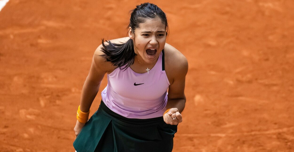 Emma Răducanu li se alătură Simonei Halep și Biancăi Andreescu în optimile de finală la Madrid! Ce urmează pentru cele trei jucătoare fantastice