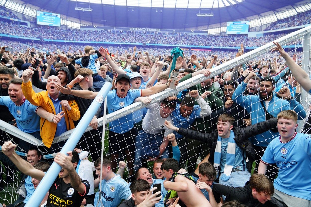 Nebunie în Premier League! Fanii celor de la Manchester City au invadat stadionul, după ce echipa lui Pep Guardiola a întors scorul în doar 5 minute și a câștigat campionatul Angliei