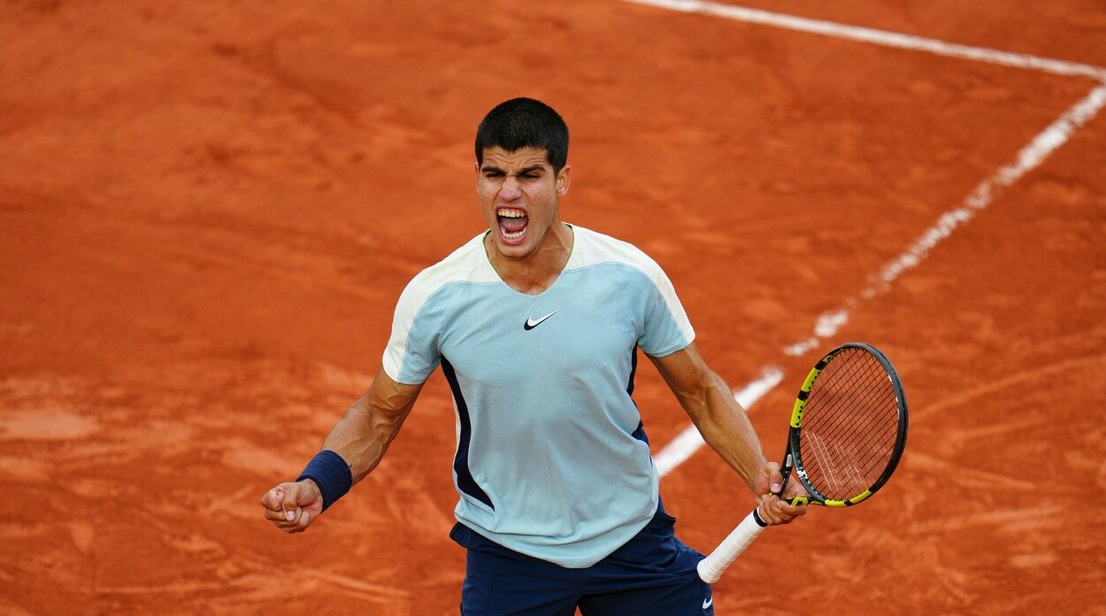 Carlos Alcaraz a evitat surpriza turneului de la Roland Garros! Tânărul minune a salvat minge de meci, a revenit de la 0-3 în decisiv și s-a calificat în turul trei
