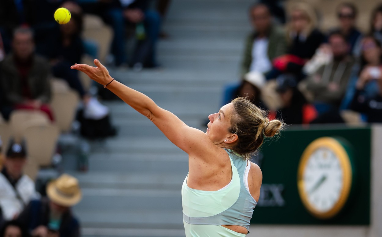 Simona Halep – Qinwen Zheng 6-2, 2-6, 1-3 în turul secund la Roland Garros! Live Video Online. Răsturnare de scor uluitoare: românca a pierdut opt game-uri la rând!
