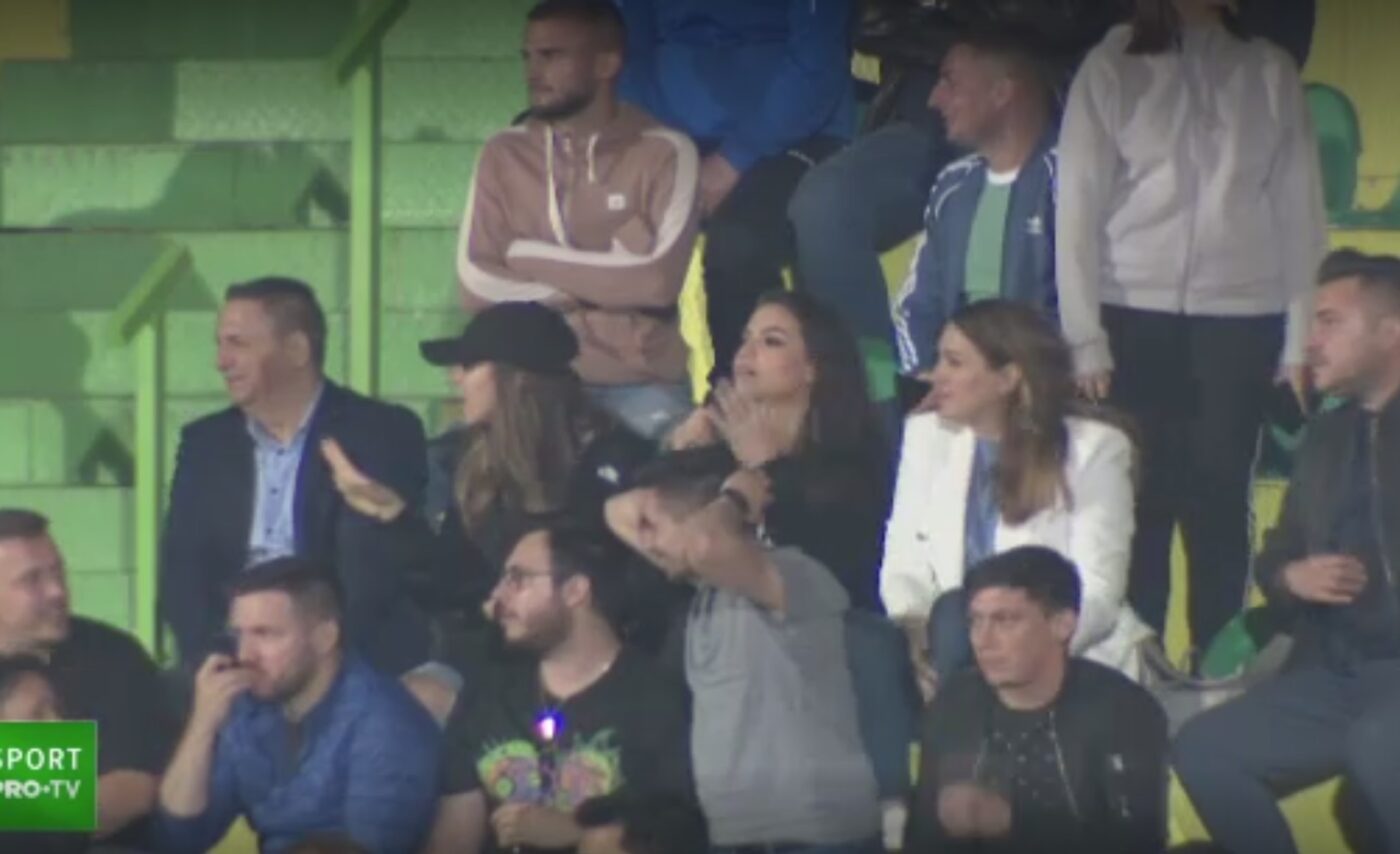 Superba soție a lui Adrian Mutu, Sandra, a făcut spectacol în tribunele stadionului din Mioveni! Frumoasa brunetă le-a ținut pumnii giuleștenilor, s-a agitat, s-a enervat, dar Rapid a pierdut șansa de calificare în Conference League
