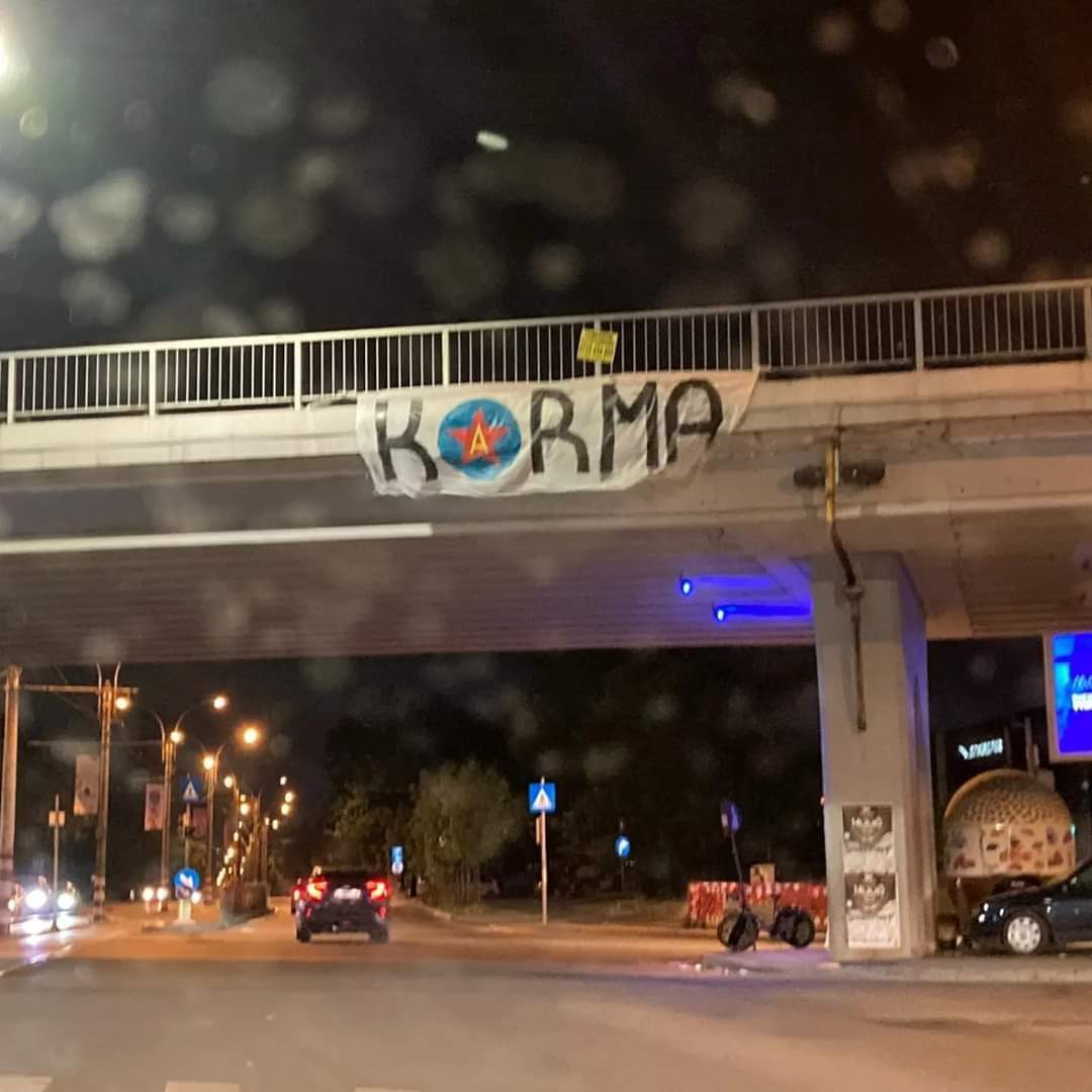 Ultrașii Stelei au sărbătorit retrogradarea celor de la Dinamo cu artificii și cu bannere ironice! „10 mai – își dau foc singuri. 29 mai – retrogradează. Nu e luna lor”