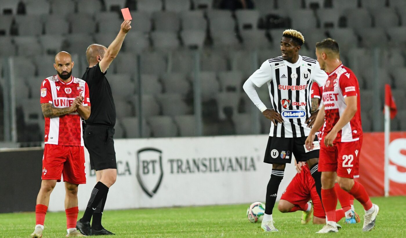Dezastru pentru doi arbitri români! Au picat testele fizice FIFA și sunt excluși până le pot da din nou: unul dintre ei a condus finala Cupei României în sezonul trecut! | EXCLUSIV