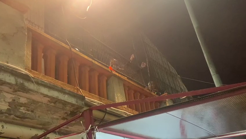 Imagini sfâșietoare cu cel mai trist suporter al lui Dinamo: plânge în hohote și jandarmii încearcă să îl consoleze | VIDEO EXCLUSIV