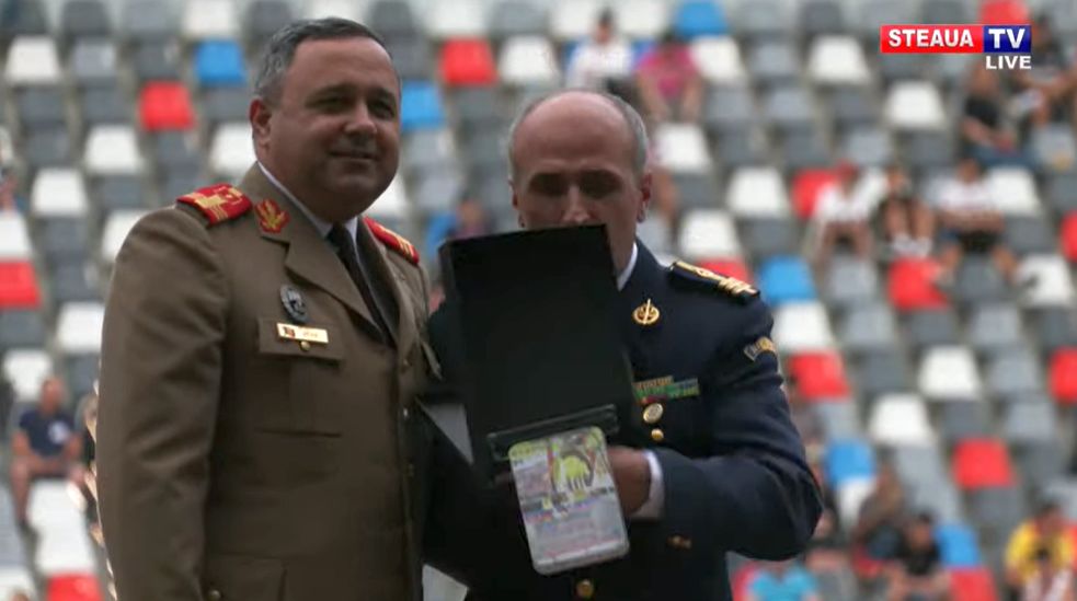 Florin Talpan, moment penibil la aniversarea a 75 de ani de la înființarea Stelei! A făcut bucăți premiul primit | FOTO & VIDEO