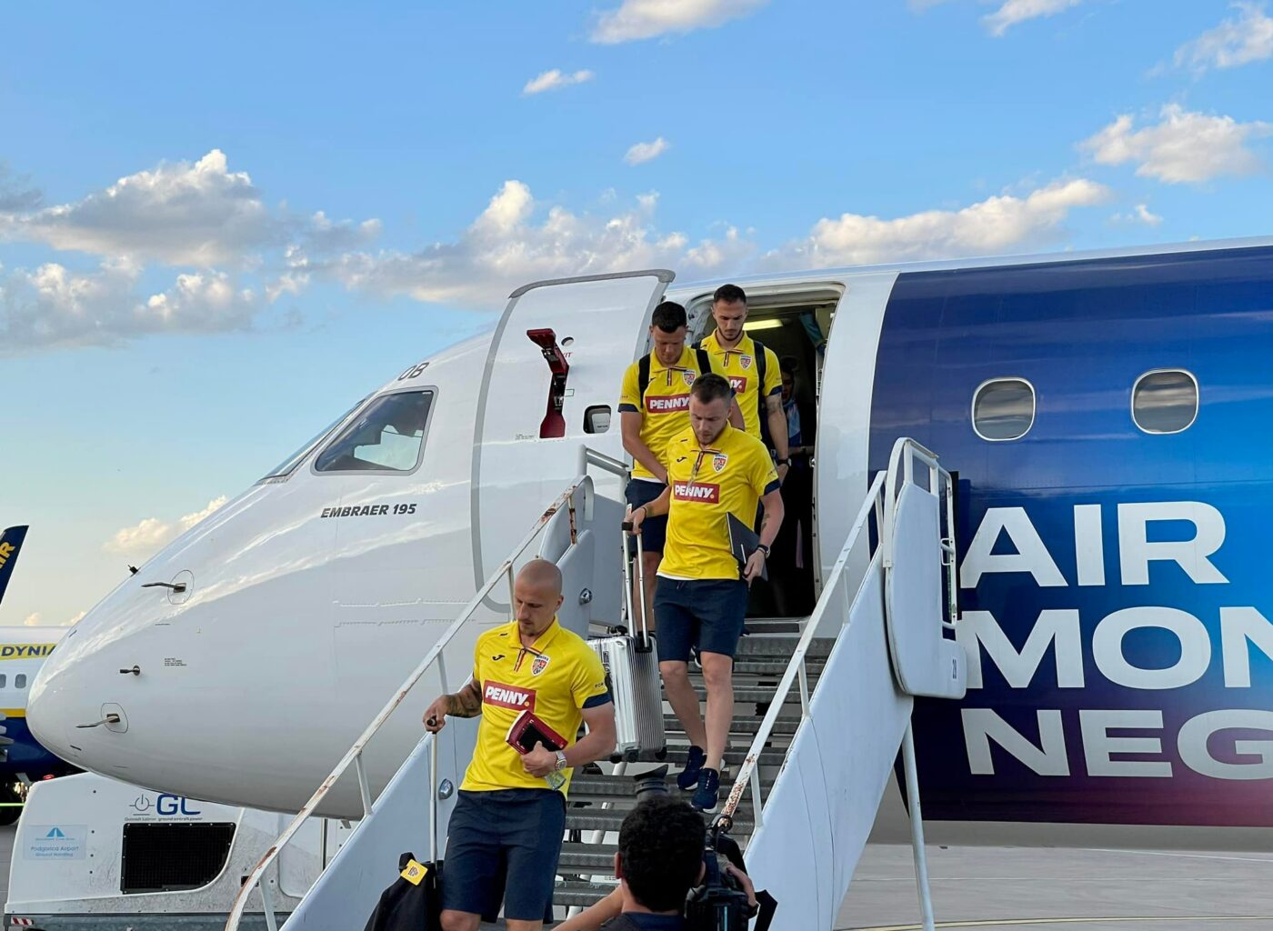 Tricolorii au ajuns în Muntenegru pentru debutul lui Edi Iordănescu în Liga Națiunilor! Primele imagini cu jucătorii României: „O poveste frumoasă ar putea începe aici!” | FOTO