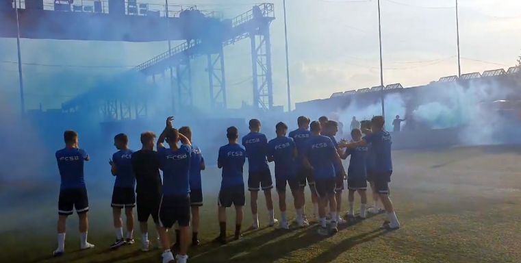 Suporterii lui FCSB au făcut spectacol la baza din Berceni! Sărbătoare cu fumigene și cântece, după ce echipa U15 a câștigat campionatul și Cupa României! | VIDEO