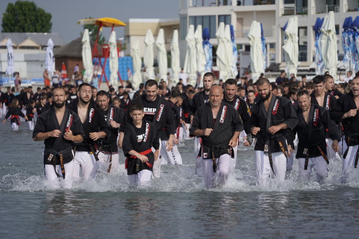 Îmbrăcați în Kimono-uri, 500 de sportivi de la Kempo, alături de președintele federației, Amatto Zaharia, au făcut un antrenament inedit la 7.00 dimineața în Marea Neagră. Au fost atracția turiștilor de pe plaja din Venus!