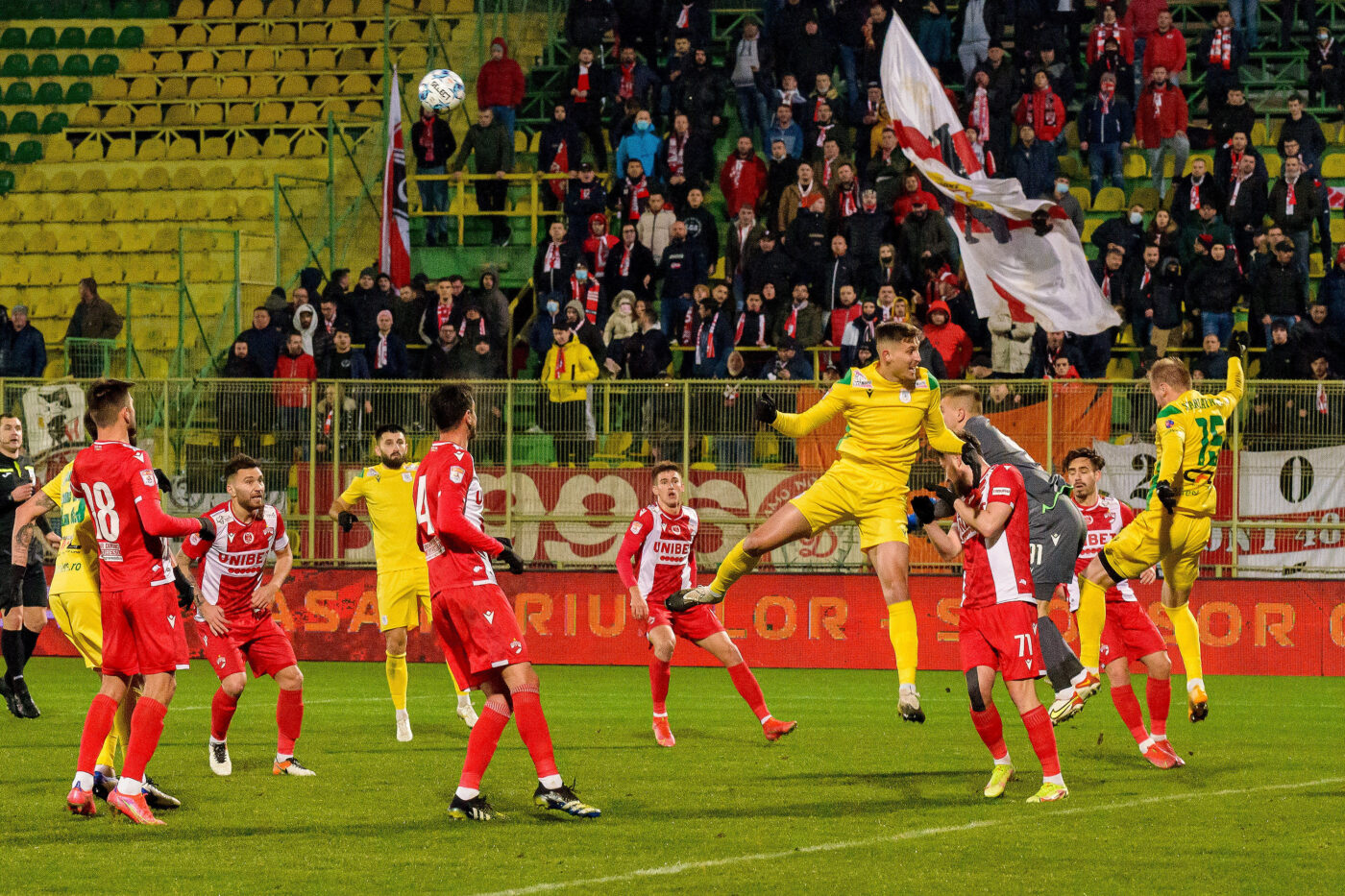 Dinamo, pe un butoi cu pulbere de ani de zile! Topul scandalurilor care au dinamitat atmosfera din „Ștefan cel Mare” și au dus la retrogradarea în Liga 2: „Dați-vă jos tricourile!” / „Finanțează cel mai mare bordel!” | SPECIAL