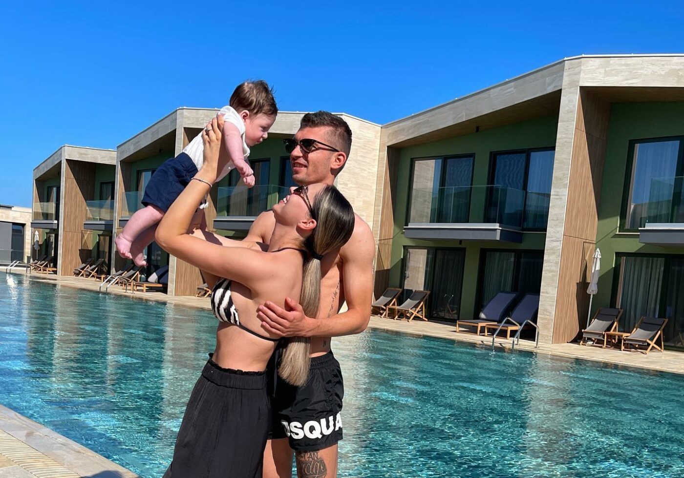 Cum se relaxează Florin Tănase, alături de soție și copil, în așteptarea transferului de la FCSB! | FOTO