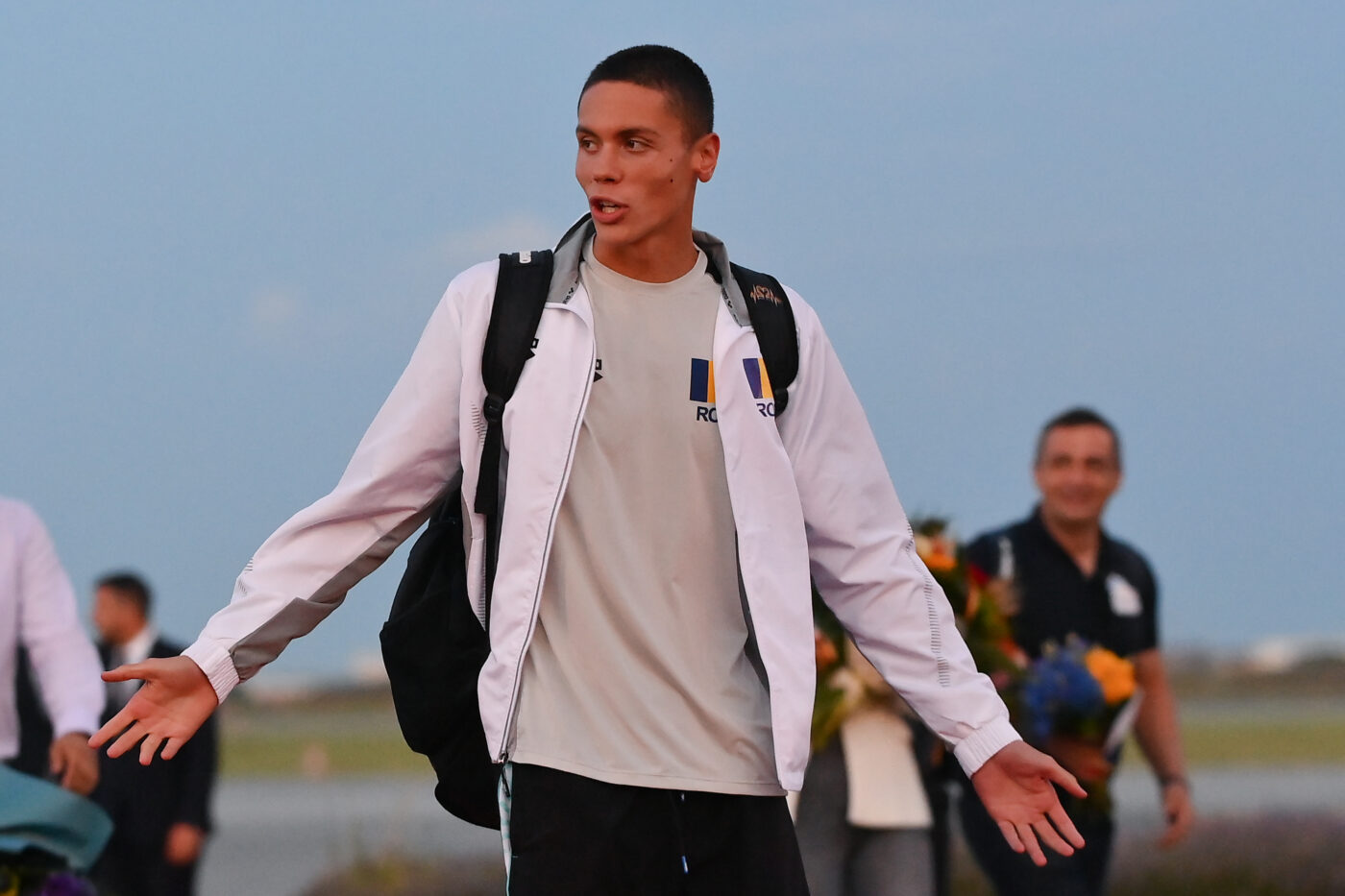 Cel mai extravagant cadou primit de David Popovici după ce a devenit campion mondial! Directoarea liceului unde învață a dat frâu liber imaginației și i-a dăruit asta sportivului