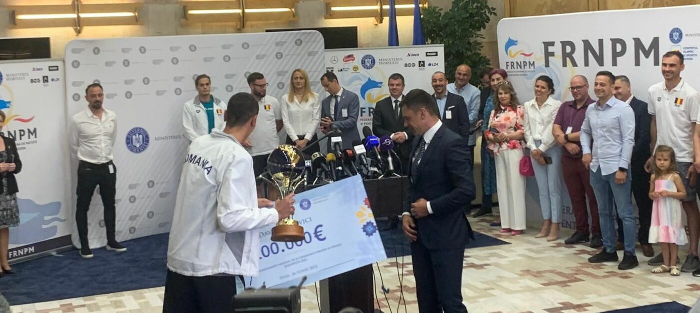 Gafă uriașă a ministrului Eduard Novak față de Robert Glință! Ministrul l-a ignorat total! Colegul lui David Popovici, discurs fabulos: „Îți mulțumesc că sunt contemporan cu tine”