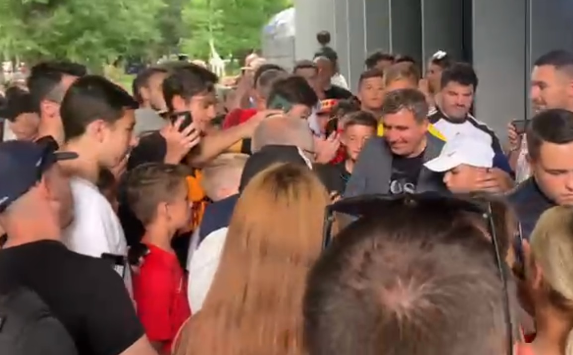 Gheorghe Hagi, primire senzațională la Cluj-Napoca! Gest impresionant al „Regelui”, după ce fanii s-au îmbulzit pentru poze și autografe | VIDEO EXCLUSIV