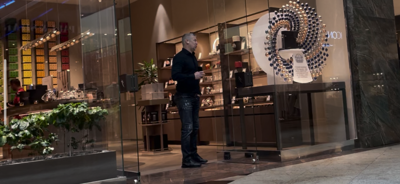 Ce bea și ce mănâncă Bogdan Mara la mall. Oficialul celor de la CFR Cluj, la taclale cu doi prieteni | FOTO & VIDEO EXCLUSIV