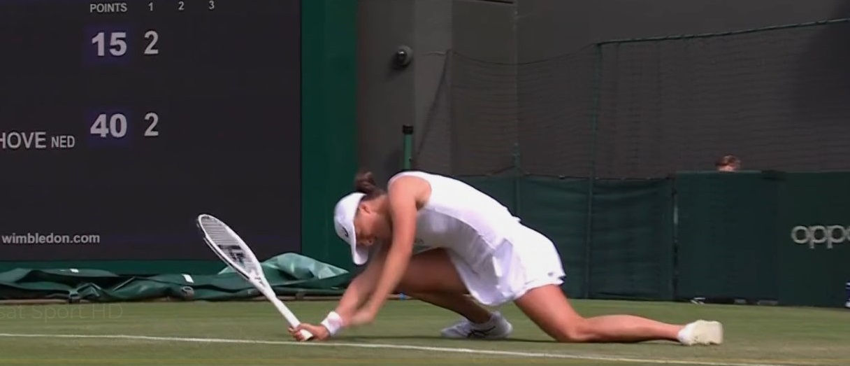 Fanii au înghețat în tribune la Wimbledon! Iga Swiatek, căzătură puternică în meciul din turul al doilea | FOTO