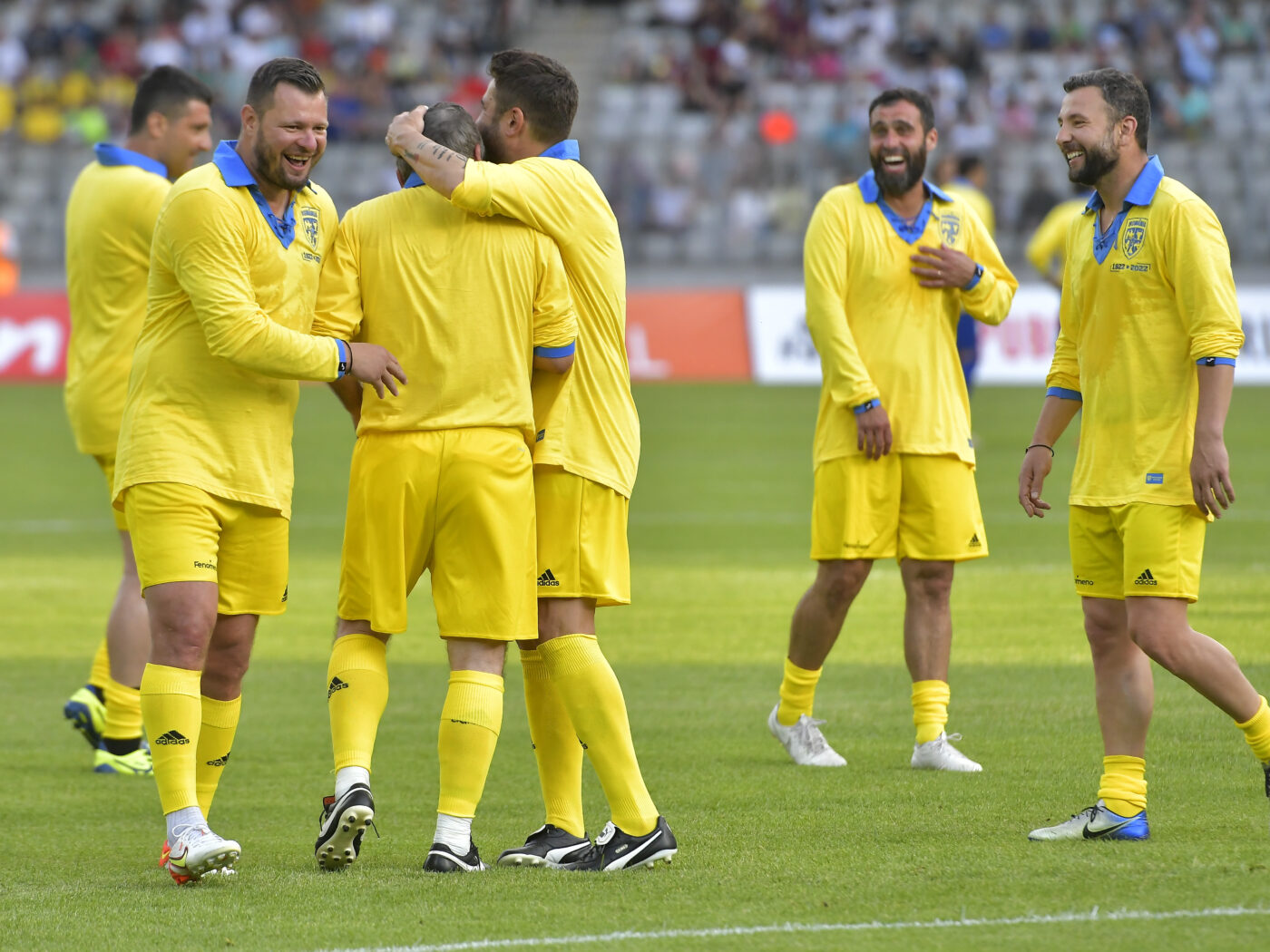 Marius Niculae, dat pe spate de Gheorghe Hagi la meciul de retragere al lui Adrian Mutu: „La ce goluri a dat, îmi era rușine să mai bat lovituri libere!” | VIDEO