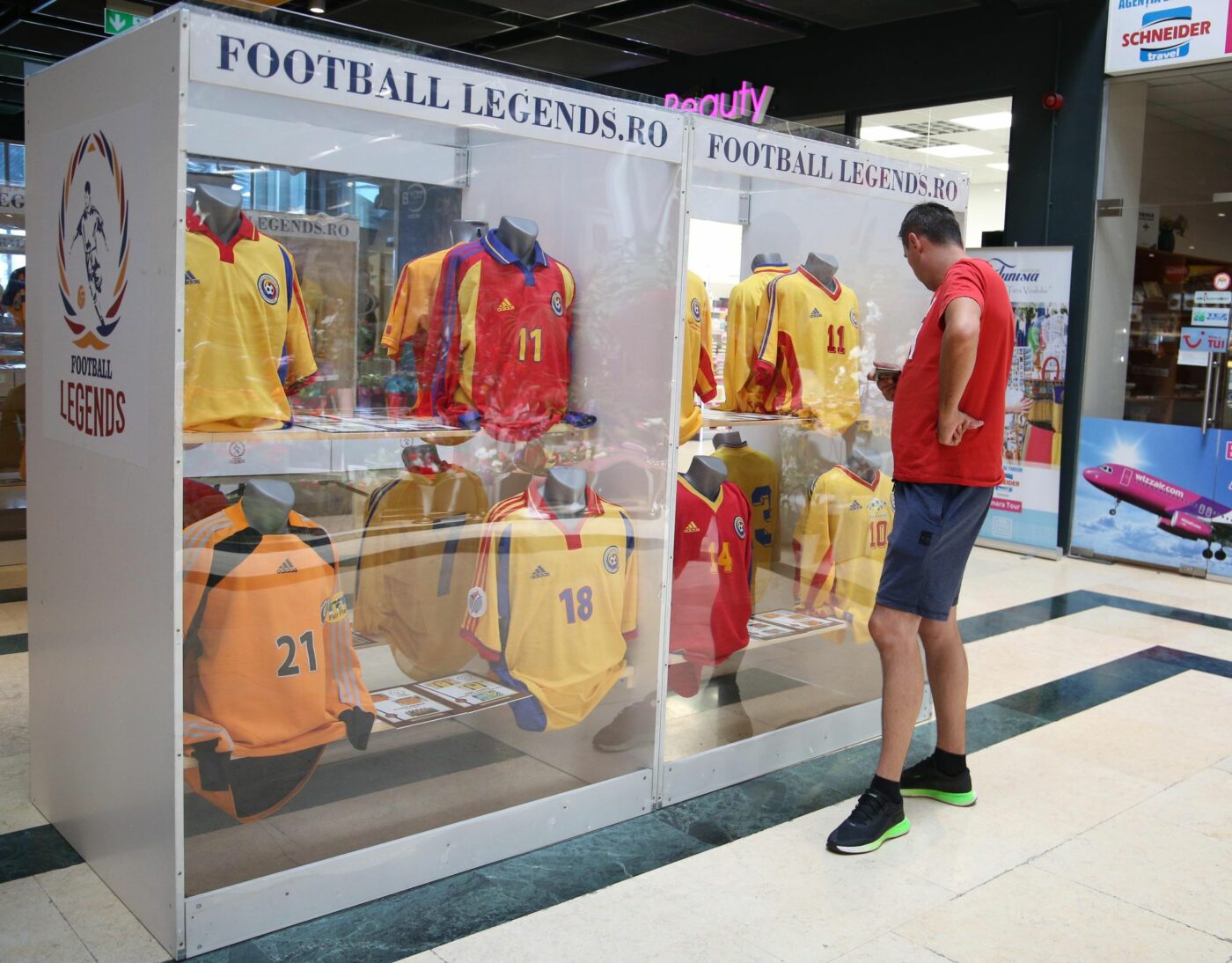 Mihai Neșu, alături de proiectul extraordinar „Romanian Football Legends!” Unde poți să vezi tricourile jucătorilor care au scris istorie: „Au dat autografe și s-au fotografiat cu fanii!” | GALERIE FOTO
