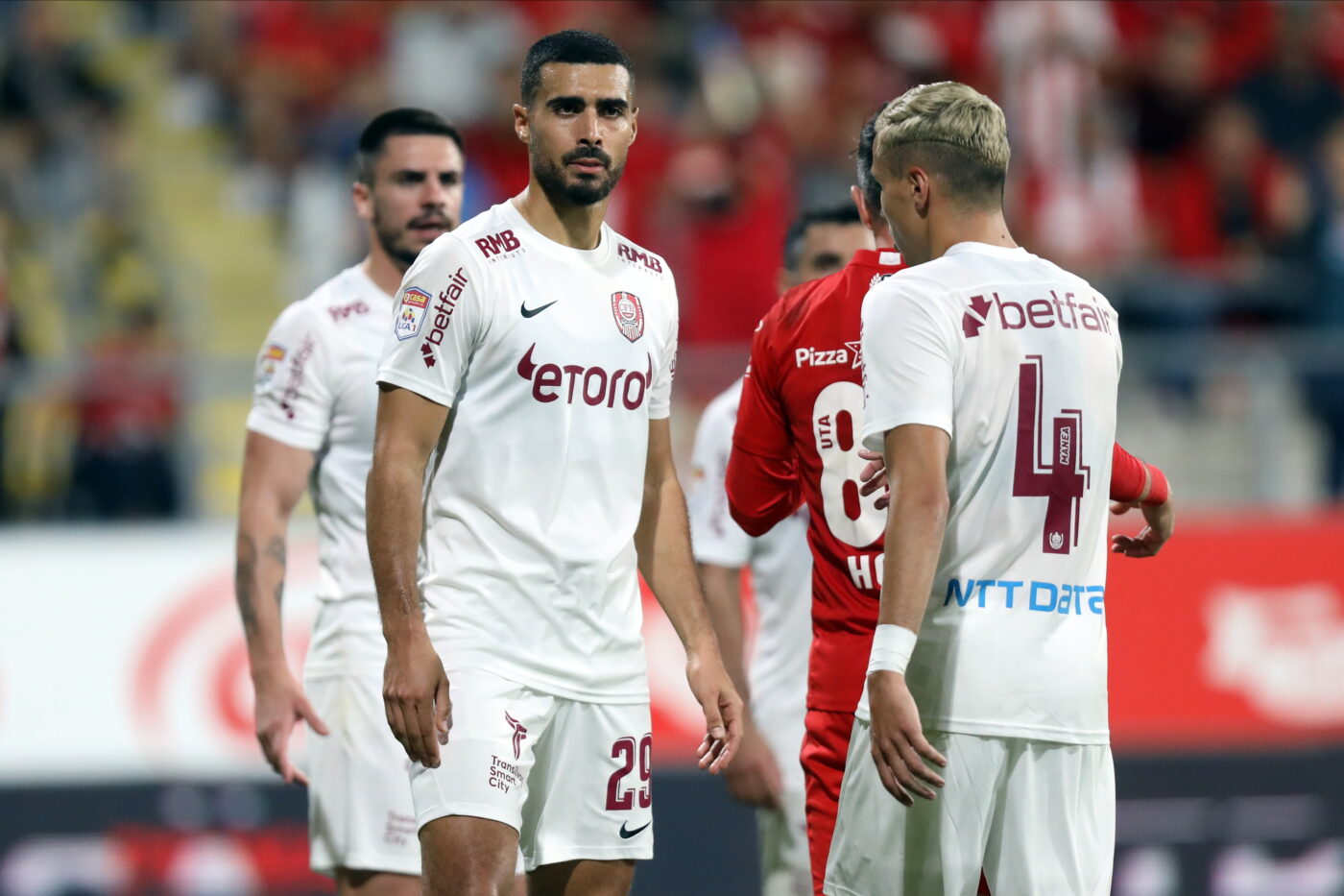 Noul fundaș al lui FCSB, acuzat că ar fi „trântit” un meci pentru CFR Cluj. „Ne-a mințit, ne-a tot dus cu zăhărelul!”
