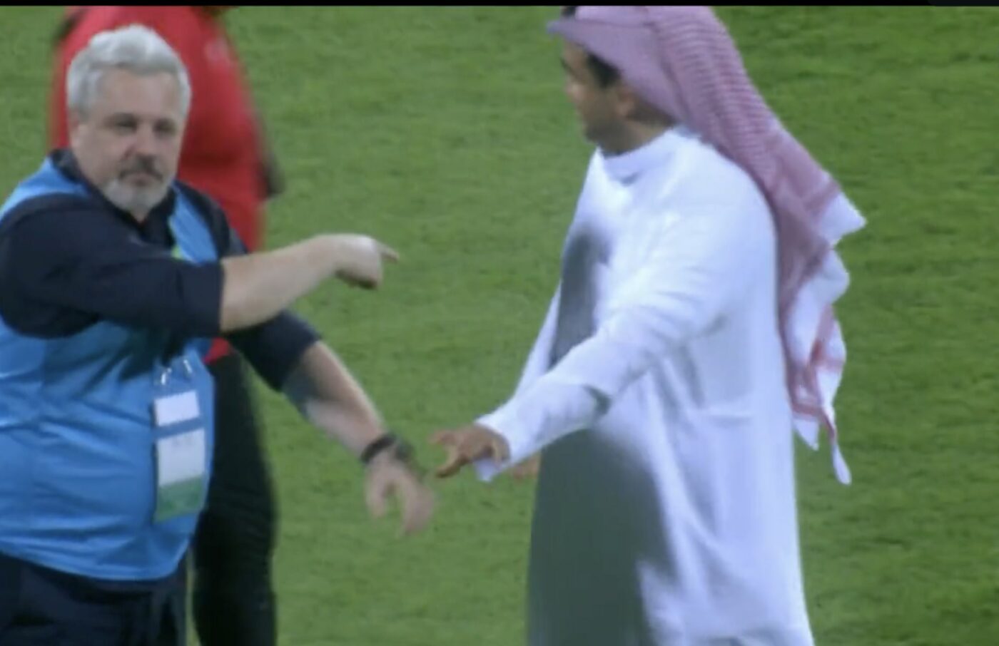 Marius Șumudică, gesturi uluitoare la adresa președintelui de la Al Shabab! I-a ridicat mâna ca la finalul unui meci de box, însă conducătorul s-a simțit rușinat | VIDEO