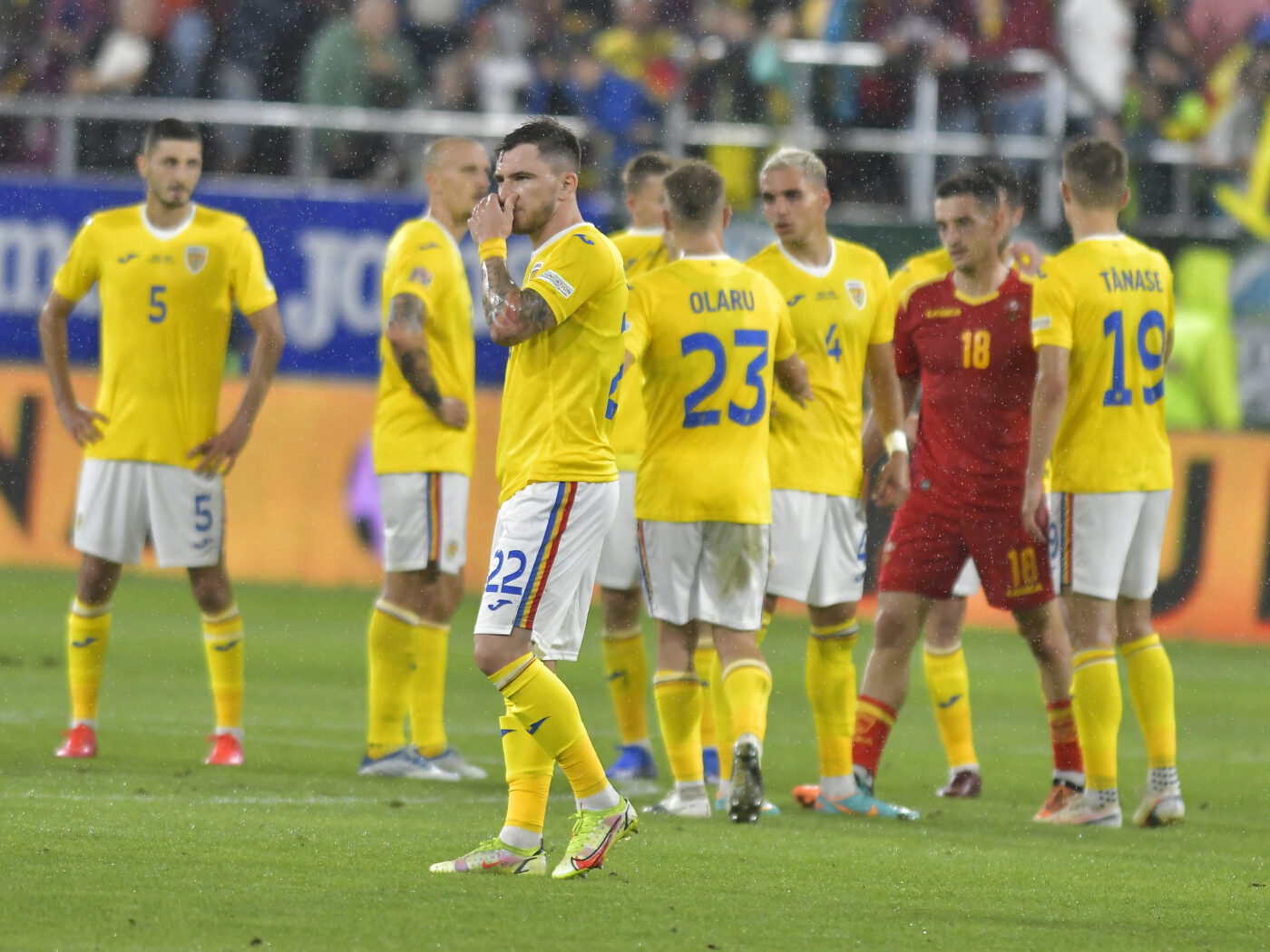 Ultrașii și-au bătut joc de fotbaliștii României, după al treilea gol marcat de Muntenegru: „Ce echipă avem / ne face să bem!” | SPECIAL