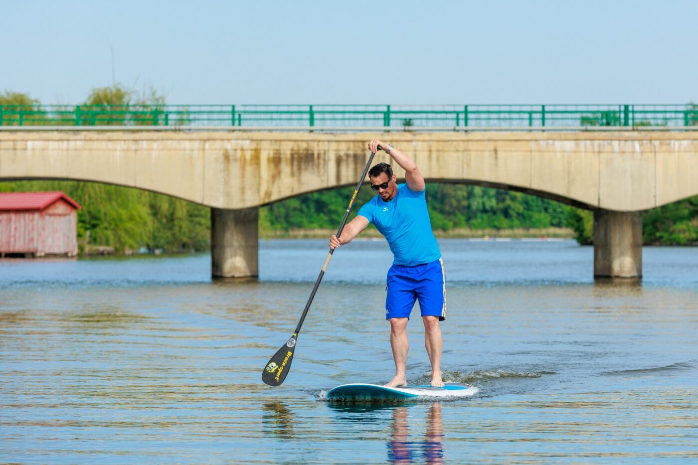 Cu o placă de 3000 de lei poți învăța practicarea unui viitor sport olimpic: stand-up paddle! Primul mare concurs va avea loc pe lacul Snagov: „Putem spera la medalii olimpice”