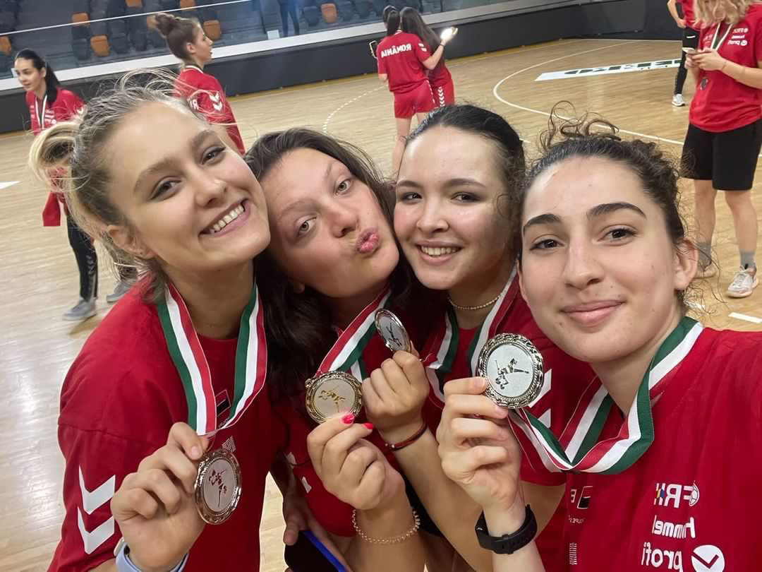 CSM București, cel mai bun club la nivel de handbal juvenil în sezonul încheiat! Au câștigat trei competiții, au luat un loc doi și două medalii de bronz | SPECIAL
