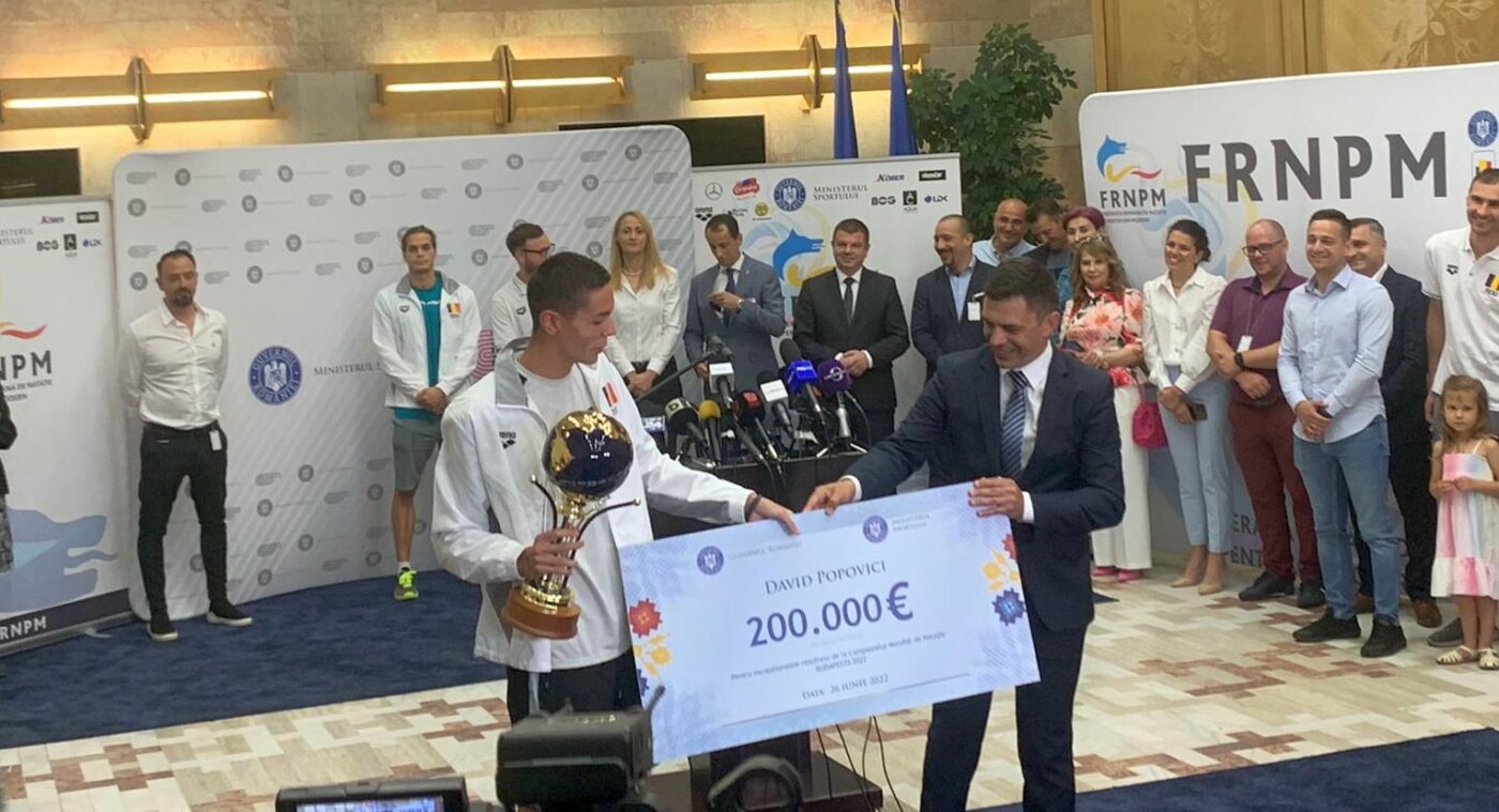 Eduard Novak i-a înmânat cecul de 200.000 de euro lui David Popovici: „A devenit o stea a României!”