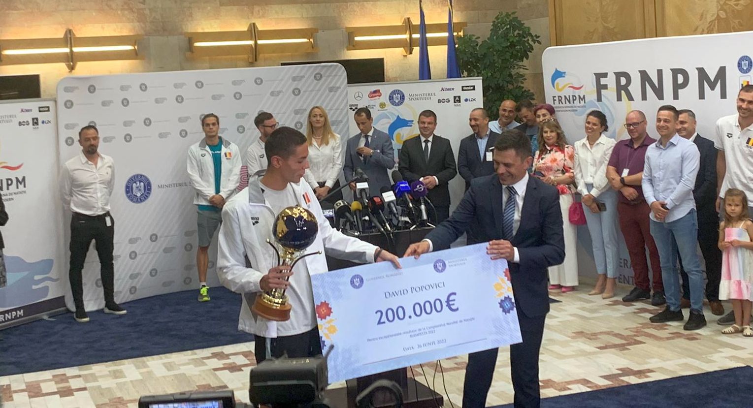 Eduard Novak i-a înmânat cecul de 200.000 de euro lui David Popovici