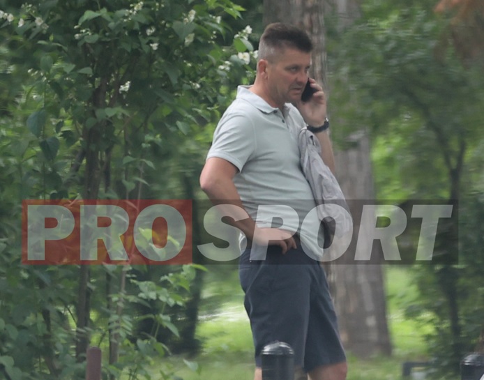 Dusan Uhrin jr, plimbare prin parc și nervi la telefon! Cum a fost surprins antrenorul lui Dinamo în Herăstrău | GALERIE FOTO & VIDEO EXCLUSIV