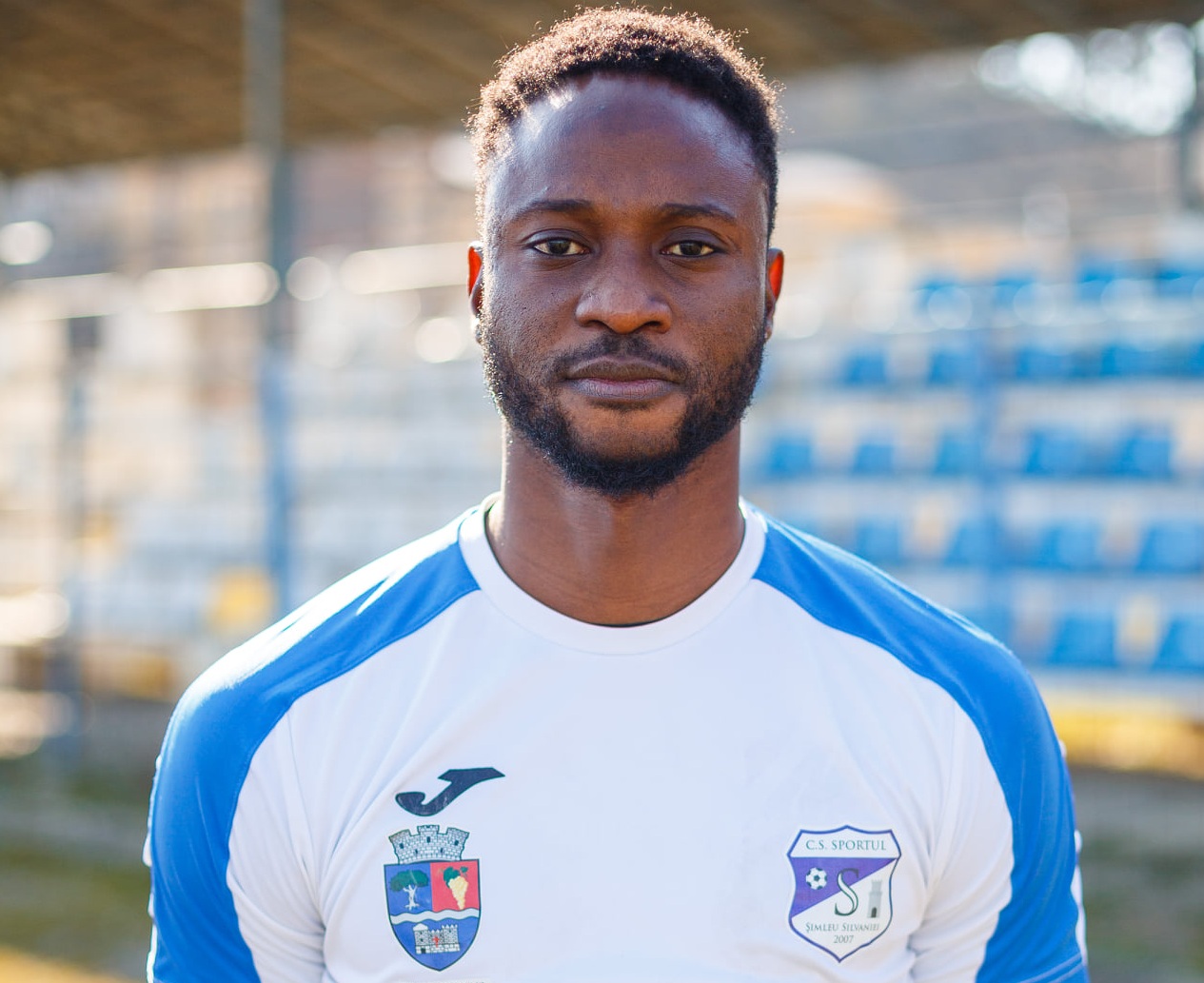 ”Omul foarfecă” Gueye Mansour continuă să impresioneze! Africanul nu se retrage din fotbal nici la 36 de ani și va semna prelungirea contractuală. Va fi și jucător și antrenor