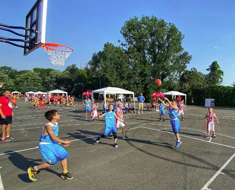 Cel mai mare eveniment sportiv al momentului: 4.000 de copii joacă baschet la Costinești pe 17 terenuri, zi de zi, timp de trei săptămîni | SPECIAL