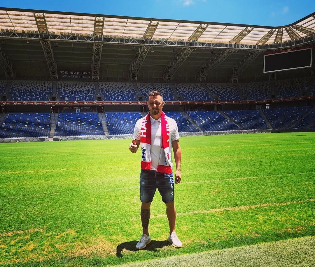 Transferul lui Andrei Miron la Hapoel Haifa s-a oficializat. Primele imagini cu jucătorul la noua sa formație