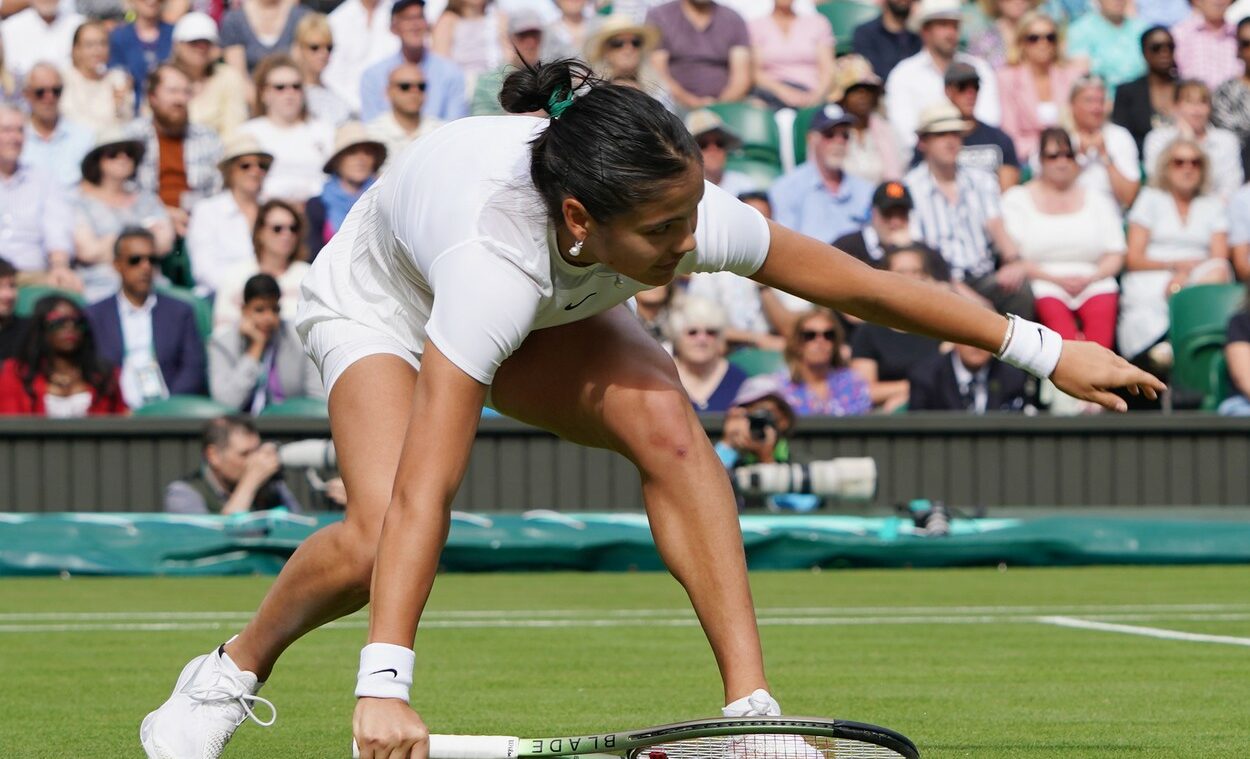 Emma Răducanu, făcută KO pe Terenul Central la Wimbledon! Britanica are mai puține victorii decât sponsori în 2022 | VIDEO