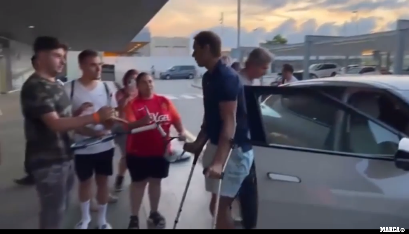 Imagini dure cu Rafa Nadal, la doar două zile după ce a câștigat Roland Garros: merge în cârje și nu poate pune piciorul drept în pământ! VIDEO