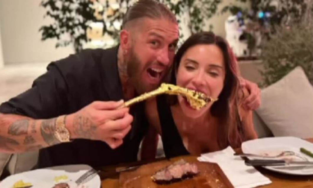 Răspunsul dur al fanilor după ce Sergio Ramos și Pilar Rubio au mâncat o friptură învelită în aur de 24 de carate: „Jumătate de țară lucrează 50 de ore pe săptămână să atingă acea sumă”