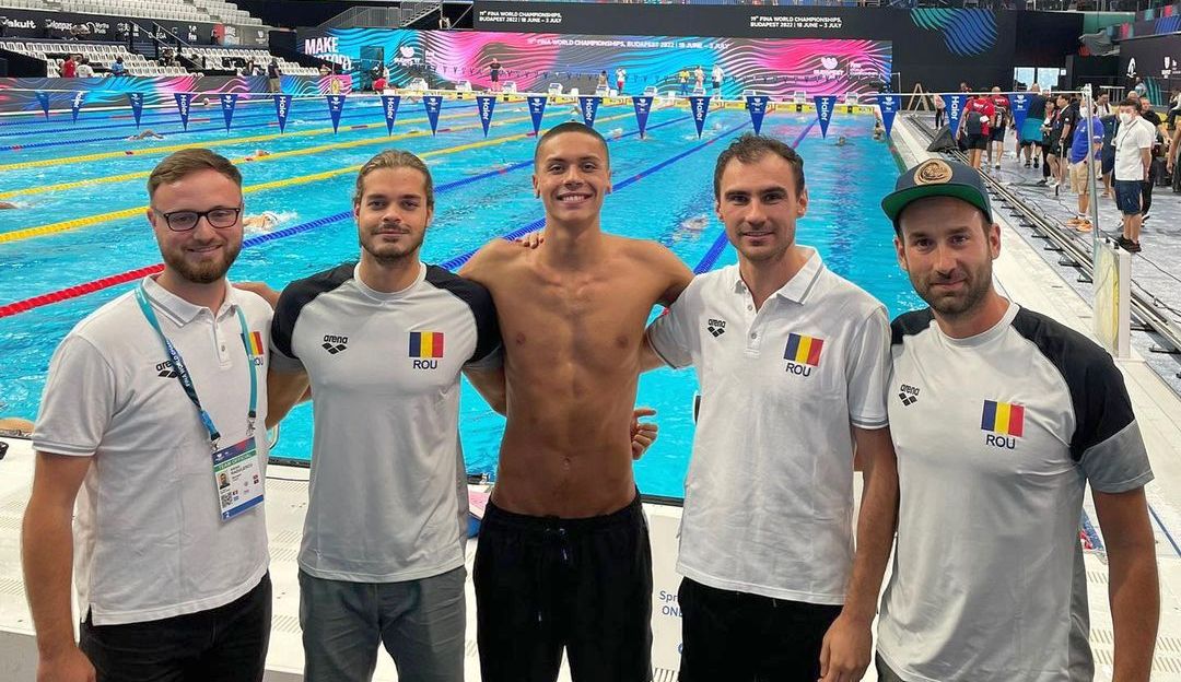 David Popovici, momentul pe care nu-l va uita niciodată! „Îmi era tare rușine să cer o poză cu el”. Robert Glință a acordat primul său autograf fix celui care acum e dublu campion mondial!