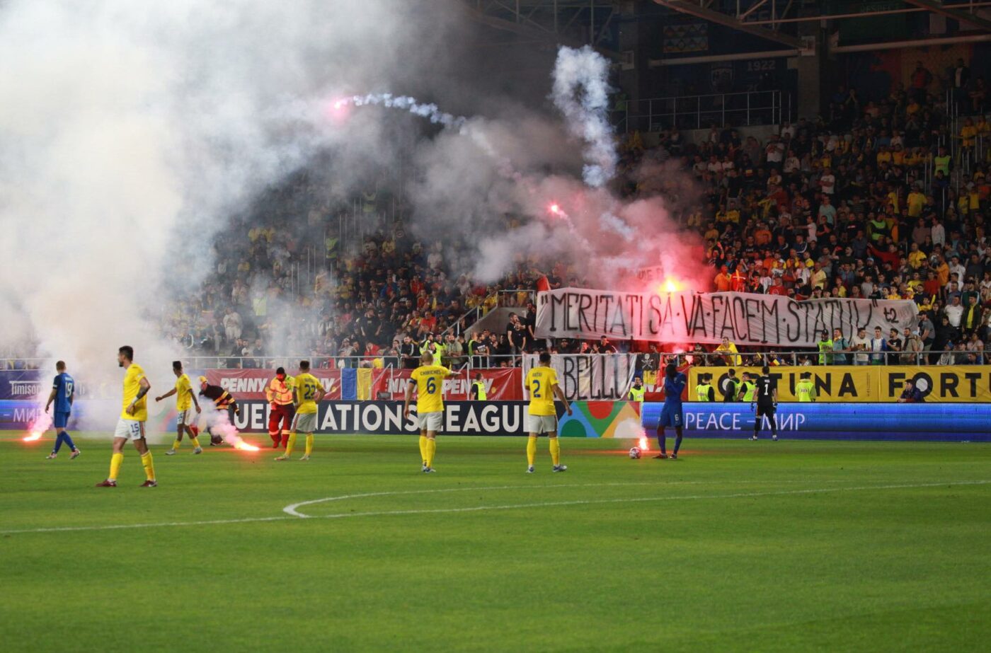 FRF, sub presiune! România, la un pas să joace iar fără spectatori! Meciul cu Muntenegru este de risc maxim pentru UEFA. Decizia luată după incidentele de la partida cu Finlanda | EXCLUSIV